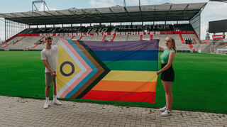 Blick auf einen für die Unterstützung von Vielfalt bekannten Verein: St. Pauli hat schon die nächste Flagge im Angebot – die inklusivere Progressive-Pride-Flag.