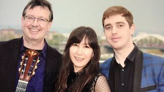 Das Skylark String Trio mit Gitarrist Christoph Stadtler (v.l.), Violinistin Assel Beshan und Violinist Stefan Beshan ist am Sonntag in Speyer zu hören.