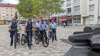 Mannheims Erster Bürgermeister Christian Specht (2.v.r) ist in Rheinau unterwegs.