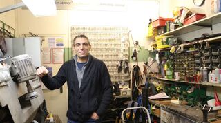 Advar Tolu betreibt einen Schuh- und Schlüsseldienst im geschlossenen Rathaus-Center. Erst in einem Jahr läuft sein Vertrag aus.