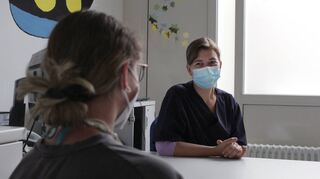 Miriam Renkert (hinten) arbeitet im Zentrum für schwerbrandverletzte Kinder und Jugendliche am Universitätsklinikum. Dort betreut sie auch die 14-jährige Manuela.