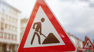 In der Mannheimer Innenstadt wird der Fahrbelag saniert sowie Parkflächen umgestaltet.
