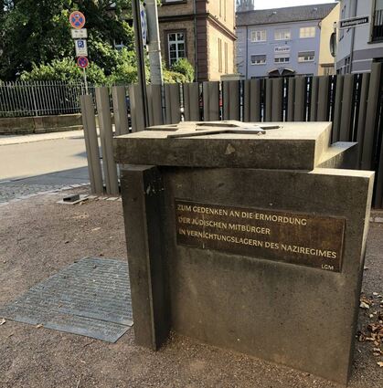 Das Denkmal auf dem Synagogenplatz hinter der Galeria Kaufhof.