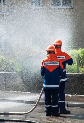 Die Mädchen und Jungs der Jugendfeuerwehr proben bei Übungen den Ernstfall und bereiten sich auf Einsätze vor.