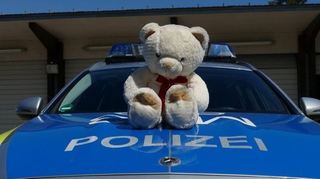 Der gesicherte Teddy hat ein helles Fell und trägt eine rote Schleife. Jetzt hat sich sein Besitzer gemeldet.