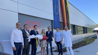 Eine symbolische Pillenkapsel bei der Schlüsselübergabe: Das Land hat dem Universitätsklinikum Heidelberg am Donnerstag das Gebäude für die neue Apotheke übergeben.