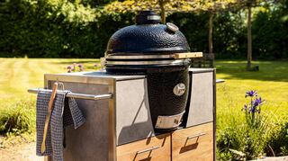 Einfache Variante einer Outdoorküche für kleine Terrassen und Balkone: ein Grill mit Stauraum.