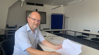 Gesundheitsamtschef Peter Schäfer mit Fallzahlen-Diagrammen. Wenn es nach ihm geht, haben die im Herbst weitgehend ausgedient.