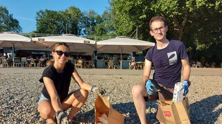 Die Surfrider befreien das Strandbad Neckarau von weggeworfenen Zigarettenstummeln und Müll.