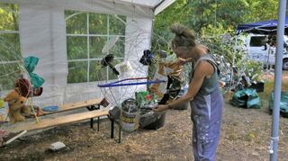 Elles Magermans in ihrem Wald-Atelier.