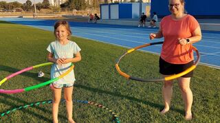 Das Angebot „Sport im Park“ ist in allen Mannheimer Stadtteilen vertreten: Auch auf Franklin gab es deshalb ein Hula-Hoop-Training.