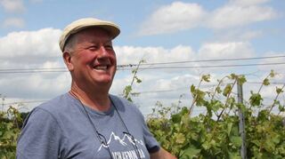 Winzer Holger Lehmann hat seine Weinberge direkt an der Oder.