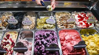 Eiscreme und Sorbet gehören für viele Deutsche zum Sommer dazu. Jährlich werden neue Geschmacksrichtungen zum Trend ausgerufen. Viele bleiben dennoch lieber klassisch bei Vanille, Schoko und Erdbeer.