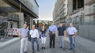 Ein Steg führt bald in das Gebäude rechts. Vor Ort: Walter Durst (v.l.), Kai Dreesbeimdiek, Kerstin Maixner, Jürgen Odszuck, Marcus Kusche und Stefan Ziemer.