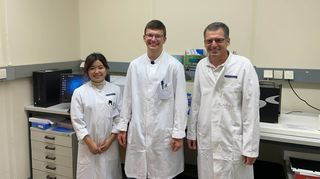 Minori Shimizu (v.l.) und Yegor Stolyarsky dürfen zusammen unter der Leitung von Stefan Zimmermann in die Welt der Wissenschaft eintauchen.