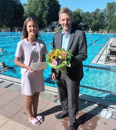 Bürgermeister Stefan Schmutz begrüßt mit Miriam Dreher die 100 000 Besucherin im Ladenburger Freibad.