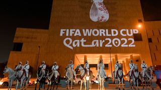 An die Fassade eines Gebäudes Katars Hauptstadt Doha wird das Logo der Fußball-WM projiziert.