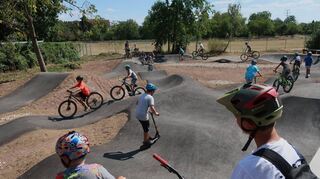 Der Pumptrack in Schriesheim wurde offiziell eröffnet und fand gleich viel Anklang bei den Kindern und Jugendlichen.