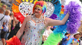 CSD Rhein-Neckar in Mannheim: Strahlende Freude unter den Farben des Regenbogens.
