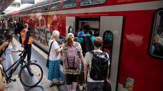 Fahrgäste steigen in Berlin in einen Regionalexpress gen Rostock.