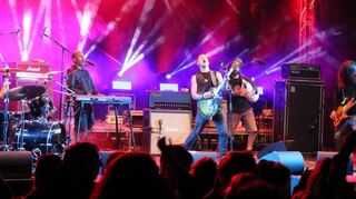 Energiegeladener Höhepunkt gegen Festivalende: Die eigens eingeflogene griechische Hardrock-Band Villagers Of Ioannina City.