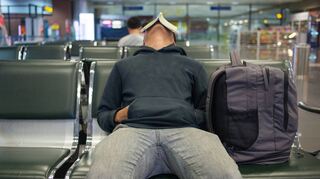 Am Flughafen müssen Reisende momentan wegen Personalmangel lange auf ihre Flüge warten. Diese Einschränkungen können sie aber geltend machen.