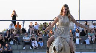 Julia Steinbrecher zeigte bei der Show auf dem Maimarkt-Reitplatz, dass auch die kleinsten Ponys als „die letzten Einhörner“ keine Angst vor großen Tieren haben.