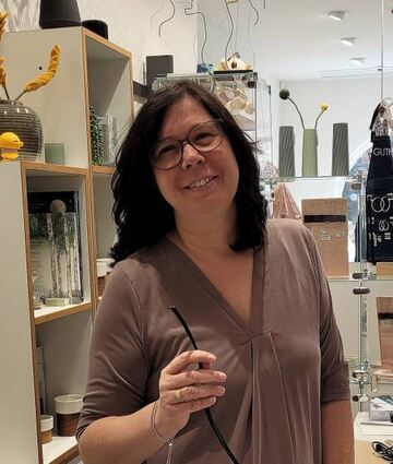 Inhaberin Sabrina Kube zeigt das von den Tätern durchschnittene Kabel der elek-tronischen Kasse, die später im Laden gefunden wurde.