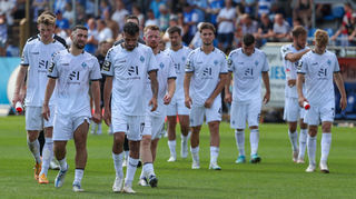 Frustriert nach der Niederlage - die Mannschaft des SV Waldhof nach dem Spiel gegen den SV Meppen.