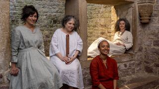 Die Flötistin Avery Gosfield (Zweite v. l.) ist Artist in Residence beim Stipendien-Programm der SchUM-Städte und wird mittelalter-liche Kompositionen erarbeiten. Mit ihrem Ensemble „Lucidarium“ ist sie zu Dreharbeiten an der Mikwe im Judenhof.