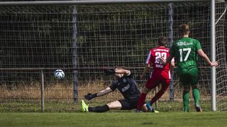 Lampertheims Kai Markert (mittig) überwindet Wald-Michelbachs Torhüter Sven Helfrich zum frühen 1:0.