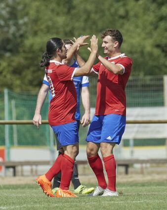Lindenhof jubelt: Yusuf Demirci (l.) freut sich mit Patrick Piontek.