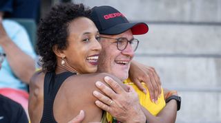 Jubel nach WM-Gold in Eugene: Malaika Mihambo umarmt nach dem letzten Sprung ihren Trainer Uli Knapp.