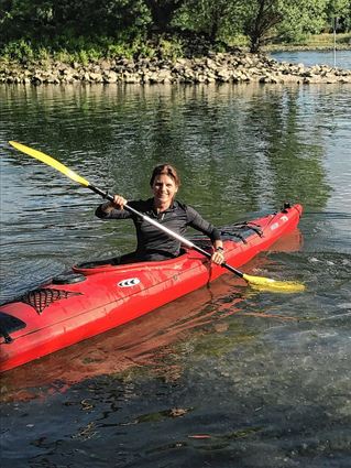 Kajak-Sportlerin Heide Schmidts Lieblingsplatz am Wasser ist die Silberpappel am Rhein in Neckarau.