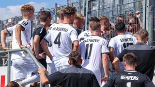 Auch die rund 300 mitgereisten Fans des SV Waldhof suchten nach dem 2:6 gegen den SV Meppen das Gespräch mit den SVW-Profis.