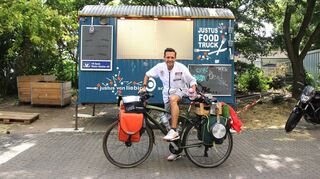André Brehm am Start im Hof der Liebig-Schule. Hier steht auch sein Food Truck. Der Mannheimer beschränkt sich auf 15 Kilo Gepäck, sein Rad bleibt am Ende im SOS-Kinderdorf in Tunesien.