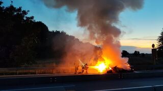 Ein Pkw auf der A5 ist in Brand geraten.