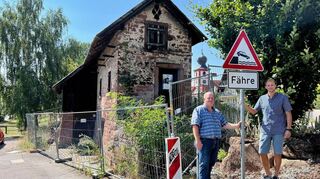 Jochen Krauß (l.) und Vorsitzender Florian König vom Förderverein Fähre setzen sich dafür ein, dass das Fährhaus erhalten bleibt.