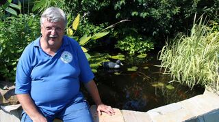 Klaus Völlmer stellt seinen Lieblingsplatz am Wasser, seinen Gartenteich, vor.