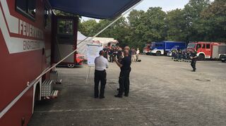 Die Einsatzzentrale ist auf dem Parkplatz der Anne Frank Realschule aufgebaut.