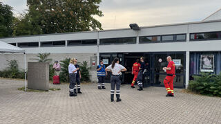 Rund 50 Rettungskräfte sind an der Eberthalle im Einsatz.