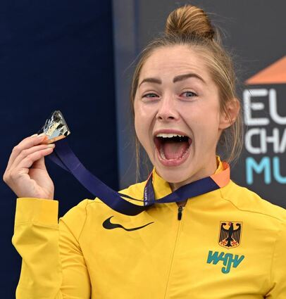 Glück pur: 100-Meter-Europameisterin Gina Lückenkemper freut sich bei der Siegerehrung am Mittwochabend über ihre Goldmedaille.