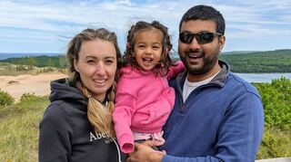 Pia und Ashal Shah mit ihrer Tochter Lyla.