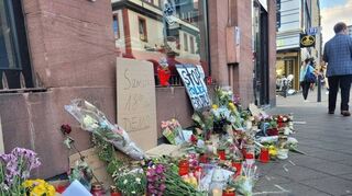Blumen schmückten wochenlang den Einsatzort am Marktplatz.