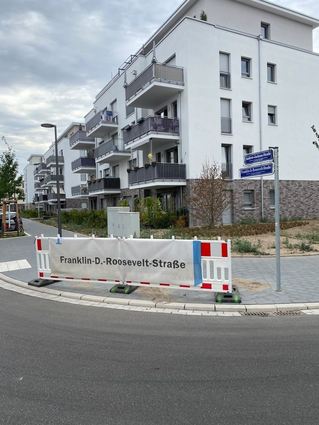 Für ein paar Monate gibt es noch zwei Straßenschilder.