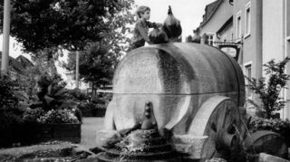 Der Zabbe-Brunnen 1985: Damals sprudelt aus der Skulptur noch Wasser. Das wird nach dem jetzt geplanten Wiederaufbau jedoch nicht der Fall sein.