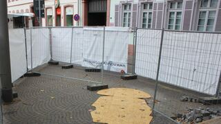 Baustelle für den Brunnen auf den Seckenheimer Planken: Auf dem Boden liegt ein hölzerner Dummy in den exakten Abmessungen des Originals.