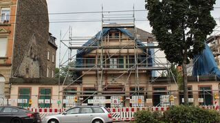 Das abgebrannte Relaishaus im Mannheimer Stadtteil Rheinau.