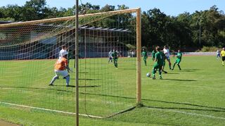 Viernheims Torjäger Philipp Haas, rechts im weißen Trikot, zählt auch in der Landesliga zum Stamm. Hier trifft er im Test gegen Germania Friedrichsfeld.
