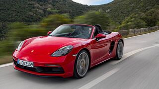 Die GTS 4.0-Varianten der 718er Modelle sind optisch und technisch betont sportlicher ausgelegt, haben ein Sportfahrwerk und liegen 20 Millimeter tiefer.
